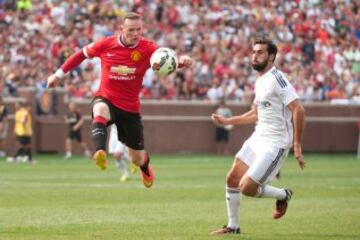 Wayne Rooney y Arbeloa.