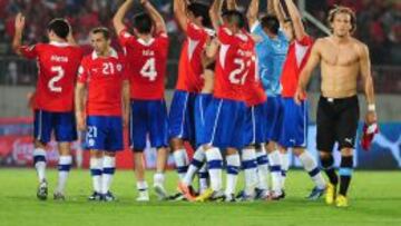 Chile venció con dos goles a la Selección de Uruguaya de Forlán, que se complica su clasificación.