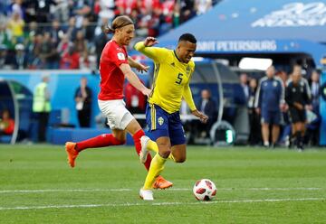 Michael Lang hace falta a Martin Olsson en los ¨²ltimos minutos del encuentro.