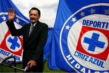 Defensor central muy sólido, referente del Cruz Azul en los años 70.