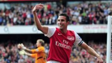 <b>A MANCHESTER. </b>Van Persie cambia el Arsenal por el United.