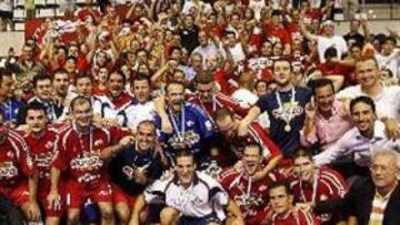 <b>CAMPEONES.</B> La plantilla de El Pozo posa junto al trofeo que les acredita como campeones de la Supercopa.