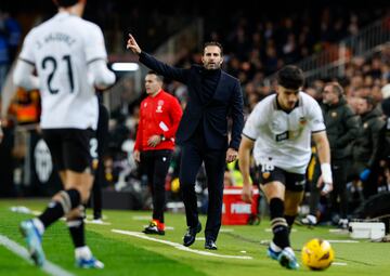 Rubén Baraja dirigiendo el partido en la banda.