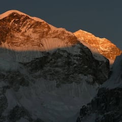 Atascos en el Everest: 200 personas coronaron la cima hoy