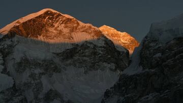 Imagen de la cima del Monte Everest en el Himalaya.