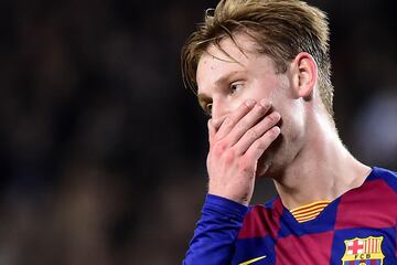 El Barcelona pagó toda una fortuna al Ajax de Ámsterdam para ficharle (75 millones de euros). Aunque aún es pronto debido a su corta edad el holandés está llamado a liderar el centro del campo del Barça. 