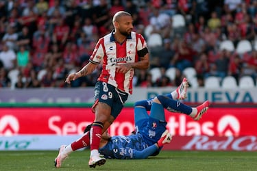 Chivas striker gets warning from Liga MX top-scorer rival