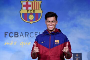 Ayer a su llegada al Camp Nou posó para los medios gráficos vestido con el chándal del club azulgrana.