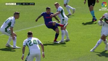 El VAR anuló el penalti por mano de Diego González para el Atleti