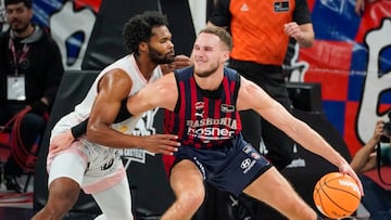 Tadas Sedekerskis, alero del Baskonia, ante Corey Walden, base del Hiopos Lleida.