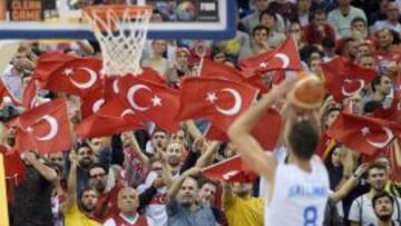 Gallinari lanza delante de la afici&oacute;n rival, la de Turqu&iacute;a.