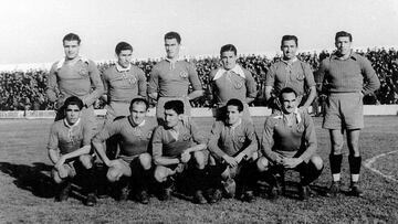 9 de enero de 1944 (Torrero), Zaragoza 1 - Cultural Leonesa 1. De izquierda a derecha: Mariano, Víctor, Sagrado, Aldana, Matamala y Greus. Agachados: Herrero, Soladrero, Benito Pérez, Viela y Sanz. El Zaragoza vistió con su equipaci&o