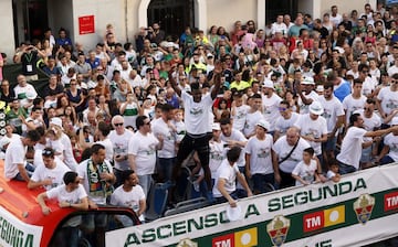 Los jugadores del Elche celebraron con la ciudad su vuelta a la categoría de plata.