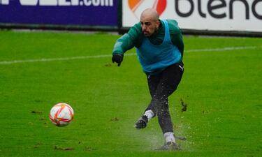 La baja de Simón obliga al Racing a retocar su defensa