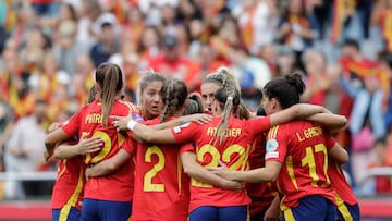 A CORUÑA (GALICIA), 16/07/2024.- Las jugadoras de España celebran el primer gol anotado a Bélgica durante el partido correspondiente a la última jornada de la clasificación para la Eurocopa Femenina, entre las selecciones de España y Bélgica, este martes en el Estadio de Riazor de A Coruña (Galicia). EFE/ Cabalar