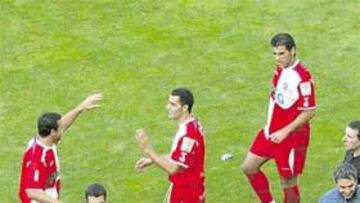 <b>PIÑA VICTORIOSA. </b>Los getafenses, titulares y suplentes, festejan el gol de Pernía.