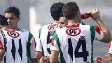 Los jugadores del Palestino con el ‘1’ de la polémica.