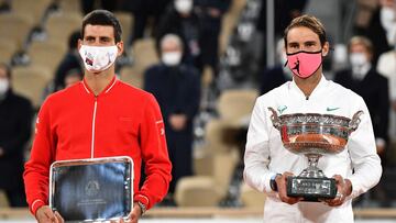 Nadal y Djokovic reciben los premios de Roland Garros.