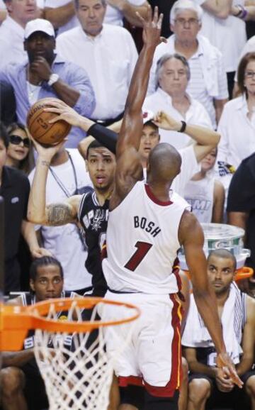 Chris Bosh de Miami Heat bloquea el intento de lanzamiento por de Danny Green de los Spurs