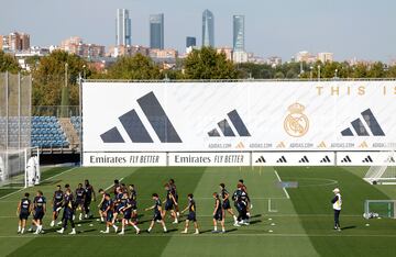 El Real Madrid, entrenando esta mañana.