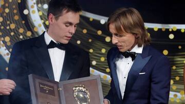 Modric recibe el Golden Foot.