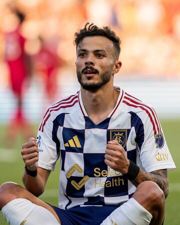 El futbolista portugués del Real Salt Lake celebro su gol en la victoria de su equipo ante St. Louis con la celebración de su compatriota, Diogo Jota.
