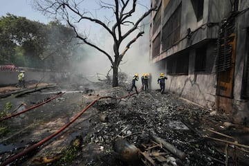Los bomberos trabajan en el lugar del accidente a谷reo en la ciudad de Ahmedabad, en el noroeste de India, en el estado de Gujarat.