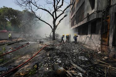 Los bomberos trabajan en el lugar del accidente aéreo en la ciudad de Ahmedabad, en el noroeste de India, en el estado de Gujarat.
