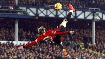 El argentino Alejandro Garnacho marcó gol de chilena en el Manchester United vs Everton, uniéndose al club de Wayne Rooney y Cristiano Ronaldo.