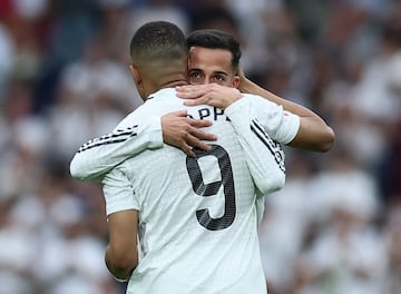 Tremenda ovación de la afición a Lucas Vázquez en su cambio en el último partido en el Bernabéu. En la foto, Lucas abraza a Mbappé. 