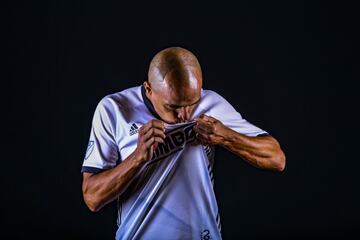 La playera de visitante con la que jugar Marco Fabin es blanca con destellos en azul que van en torno a una serpiente que se encuentra en la parte inferior del jersey.