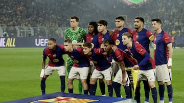 Dortmund (Germany), 15/04/2025.- Players of Barcelona pose for a family piture ahead of the UEFA Champions League quarter-finals, 2nd leg soccer match between Borussia Dortmund and FC Barcelona, in Dortmund, Germany, 15 April 2025. (Liga de Campeones, Alemania) EFE/EPA/FRIEDEMANN VOGEL
