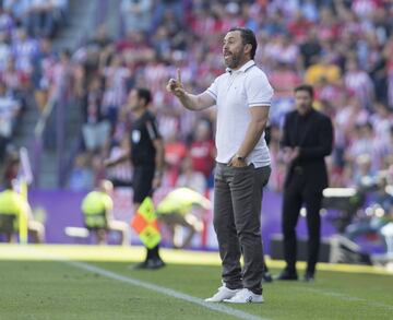 El entrenador del Real Valladolid, Sergio González, da instrucciones desde la banda durante el encuentro. 