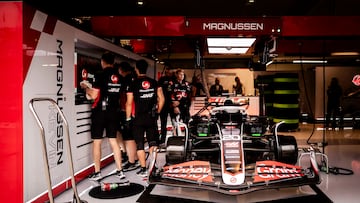 Zandvoort (Netherlands), 24/08/2024.- Mechanics at Haas F1 Team garage in action during the third free practice session for the Formula One Dutch Grand Prix, in Zandvoort, Netherlands, 24 August 2024. The Formula One Dutch Grand Prix is held on 25 August 2024. (Fórmula Uno, Países Bajos; Holanda) EFE/EPA/REMKO DE WAAL
