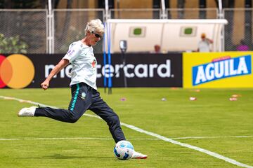 La Selección Femenina de Brasil realizó su primer entrenamiento en Bucaramanga en la cancha de la UIS. Las vigentes campeonas preparan el juego de semifinales de Copa América Femenina ante Paraguay.