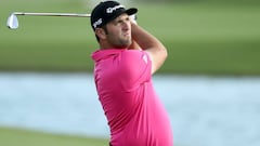 Jon Rahm golpea la bola en el Hero World Challenge en Albany, Bahamas.