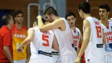 La jugadores de la Selección celebran una canasta en un tiempo muerto.