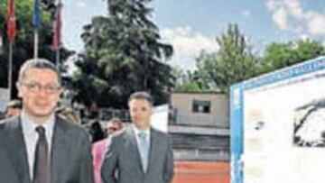 <b>DESPEDIDA. </b>El arquitecto Alfonso Cano, Gallardón y López Viejo.