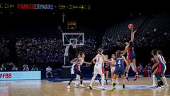 El salto inicial del amistoso de preparaci&oacute;n para los Juegos Ol&iacute;mpicos entre Francia y Espa&ntilde;a en Par&iacute;s.