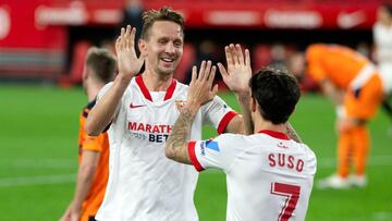 De Jong celebra con Suso, su asistente, el 2-0 al Valencia.