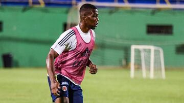 El defensor de 22 años jugará su primer partido con la selección de mayores de Colombia ante Chile.