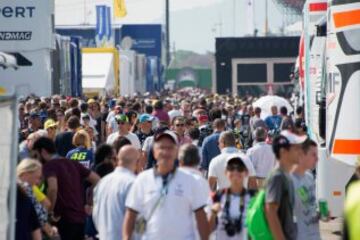 Aficionados en la zona de boxes del circuito de Misano.