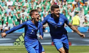 Celebración de Antoine Griezmann y Olivier Giroud después del 1-1.