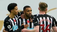 Newcastle United&#039;s English striker Callum Wilson (C) celebrates scoring the opening goal from the penalty spot during the English Premier League football match between Newcastle United and Everton at St James&#039; Park in Newcastle-upon-Tyne, north 