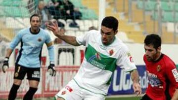 <b>DETERMINANTE. </b>Jorge Molina protege el balón ante un defensa del Nàstic. En esta ocasión, el ariete franjiverde no marcó.