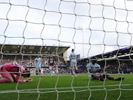 Soccer Football - Premier League - Burnley v Brentford - Turf Moor, Burnley, Britain - February 28, 2026 Brentford's Michael Kayode reacts with Martin Dubravka after scoring Burnley first with an own goal REUTERS/Chris Radburn EDITORIAL USE ONLY. NO USE WITH UNAUTHORIZED AUDIO, VIDEO, DATA, FIXTURE LISTS, CLUB/LEAGUE LOGOS OR 'LIVE' SERVICES. ONLINE IN-MATCH USE LIMITED TO 120 IMAGES, NO VIDEO EMULATION. NO USE IN BETTING, GAMES OR SINGLE CLUB/LEAGUE/PLAYER PUBLICATIONS. PLEASE CONTACT YOUR ACCOUNT REPRESENTATIVE FOR FURTHER DETAILS..