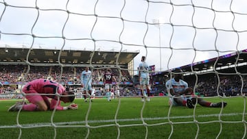 Soccer Football - Premier League - Burnley v Brentford - Turf Moor, Burnley, Britain - February 28, 2026 Brentford's Michael Kayode reacts with Martin Dubravka after scoring Burnley first with an own goal REUTERS/Chris Radburn EDITORIAL USE ONLY. NO USE WITH UNAUTHORIZED AUDIO, VIDEO, DATA, FIXTURE LISTS, CLUB/LEAGUE LOGOS OR 'LIVE' SERVICES. ONLINE IN-MATCH USE LIMITED TO 120 IMAGES, NO VIDEO EMULATION. NO USE IN BETTING, GAMES OR SINGLE CLUB/LEAGUE/PLAYER PUBLICATIONS. PLEASE CONTACT YOUR ACCOUNT REPRESENTATIVE FOR FURTHER DETAILS..