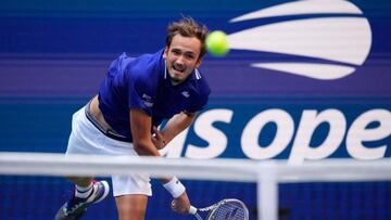 Daniil Medvedev ejecuta un saque en el US Open.