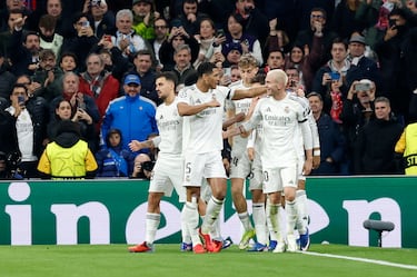 3-0. Franco Mastantuono celebra el tercer gol con sus compañeros de equipo.