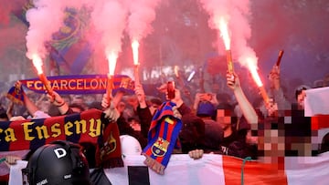El Barça suspende a los dos socios del saludo nazi en París